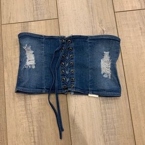 Strapless cropped top.